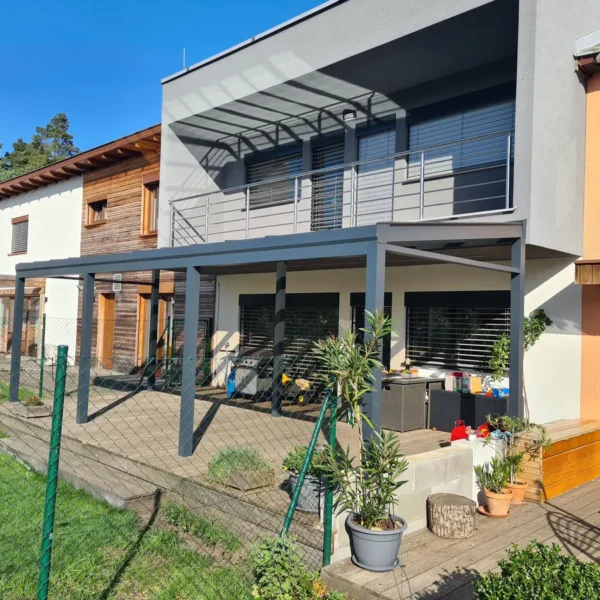 Predná strana hliníkovej pergoly v Dubňanoch, farba RAL 7016 antracit, rozmer 12x4 m.