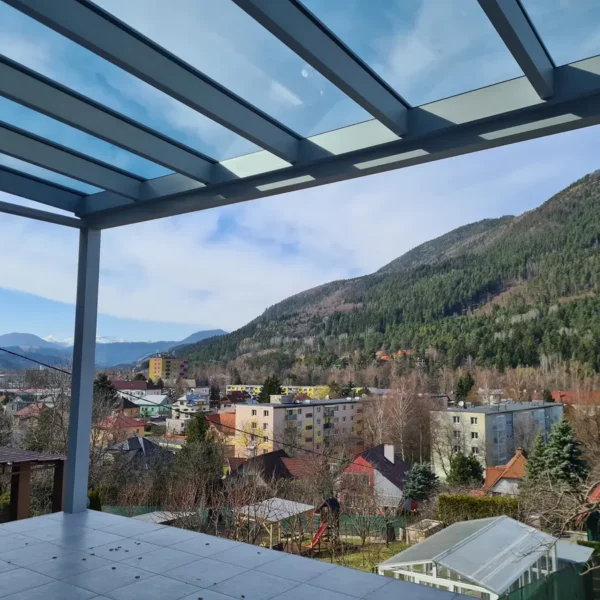 Pohľad na hliníkovú zimnú záhradu s bezpečnostným VSG sklom a panoramatickým výhľadom