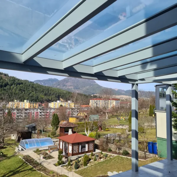 Detail strešnej konštrukcie z bezpečnostného VSG skla v hliníkovej zimnej záhrade