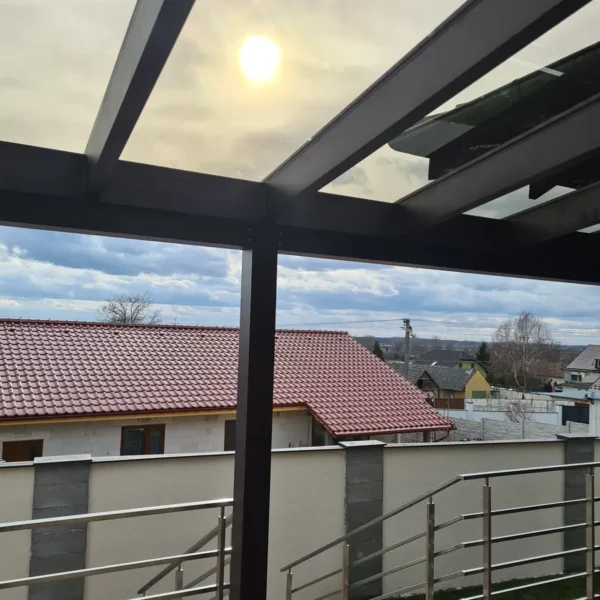 Interiérový pohľad na hliníkovú zimnú záhradu s presvetleným vnútrom, posuvným systémom a izolačným dvojsklom.