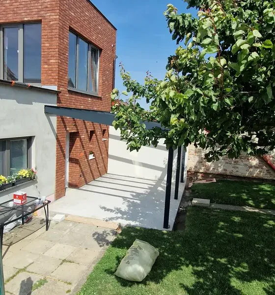 Hliníková pergola vo farbe antracit v Letničí - pohľad z exteriéru, iný uhol