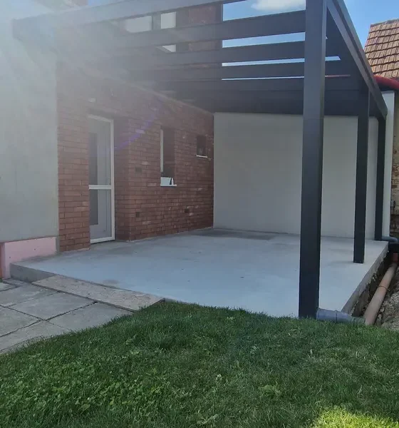 Hliníková pergola vo farbe antracit v Letničí - detailný pohľad na pergolu