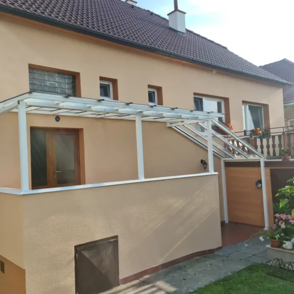 Prístrešok nad vchodom v bielej farbe, pohľad spredu.