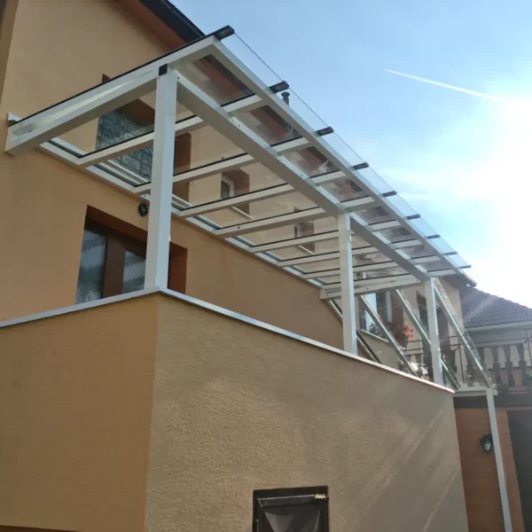 Bočný pohľad na prístrešok nad vchodom v bielej farbe.