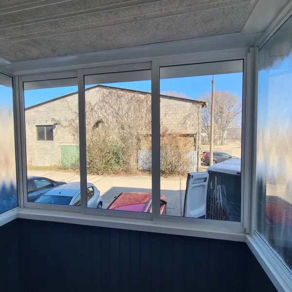 Zasklenie balkóna, detailný pohľad na nepriehľadné sklo z vnútornej strany.