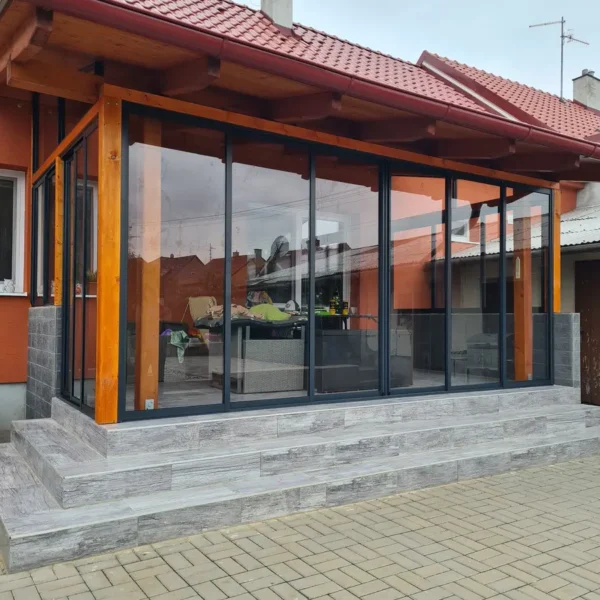 Detaily dizajnu zasklenia dreveného prístrešku v Holíči, antracitový rám a sklenené plochy.