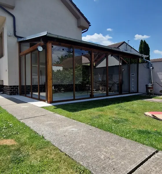 Zasklenie dreveného prístrešku vo farbe RAL 8003 bledá hnedá, celkový pohľad na prístrešok.