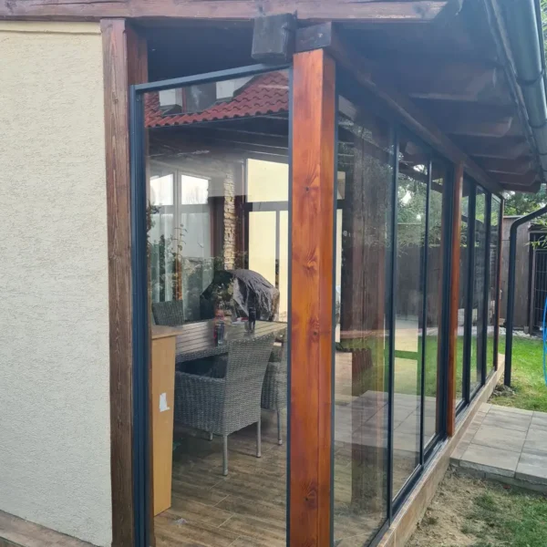 Detailné zobrazenie zasklenia dreveného prístrešku na terase v Mokrom Háji, RAL 7016 antracit.