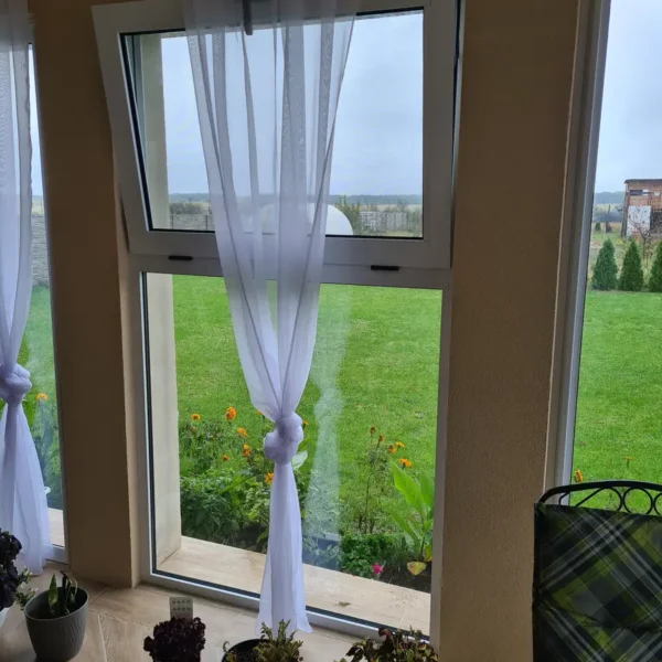 Detaily hliníkového posuvného systému a izolačného dvojskla na terase v Čároch, pohľad z interiéru.