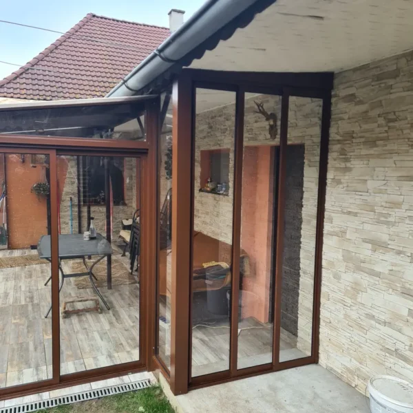 Detailný pohľad na zasklenú terasu s bledohnedým jednosklom v obci Koválov.