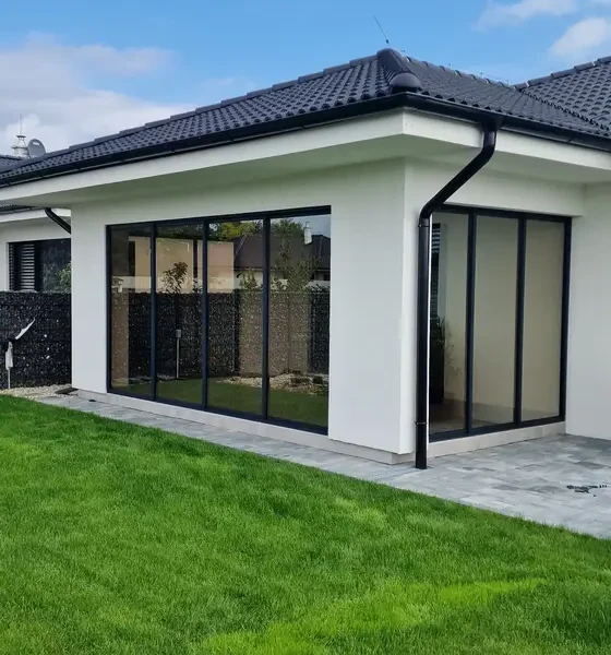 Detailný pohľad na zasklenú terasu rodinného domu v obci Veľký Lég v antracitovej farbe.