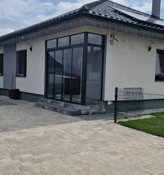 Bočný pohľad na zasklenie vchodu do rodinného domu v Ležiachove, antracitová farba, detail na schody.