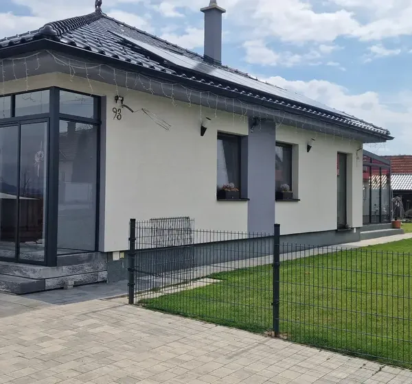 Predný pohľad na zasklenie vchodu do rodinného domu v Ležiachove, moderné antracitové prevedenie.