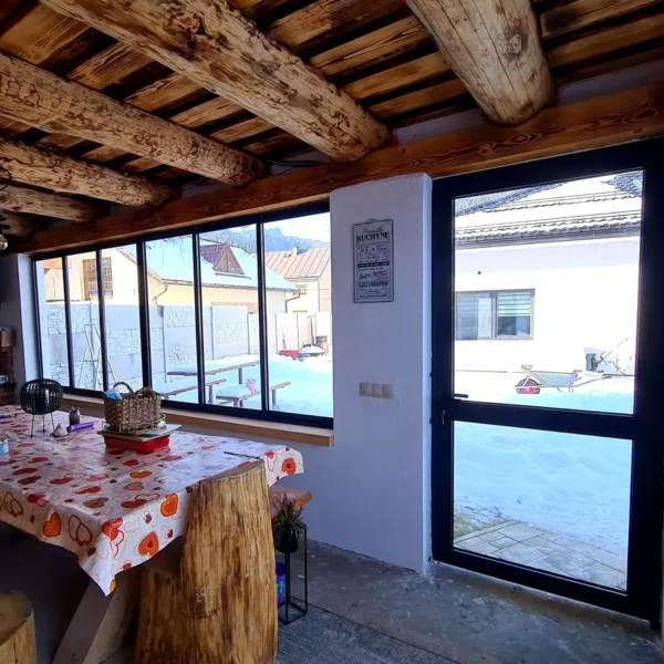 Detailný pohľad na interiér záhradného domčeka s hliníkovým posuvným systémom a izolačným dvojsklom.