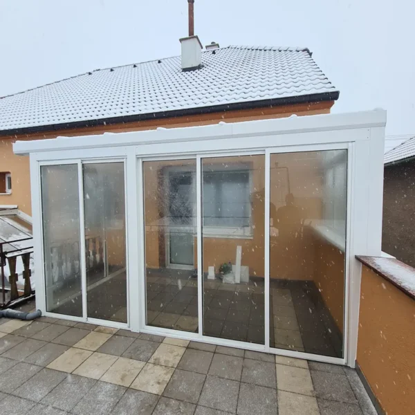 Bočný pohľad na zimnú záhradu v Kopčanoch, zasklenie s výbornou tepelnou izoláciou.