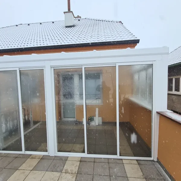 Predný pohľad na zimnú záhradu v Kopčanoch s rozmermi 5x3 m počas zimného dňa.