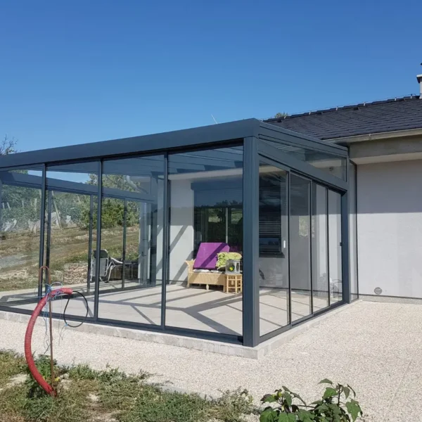 Predný pohľad na zimnú záhradu s posuvným hliníkovým systémom v antracitovej farbe, realizácia v Trnave.