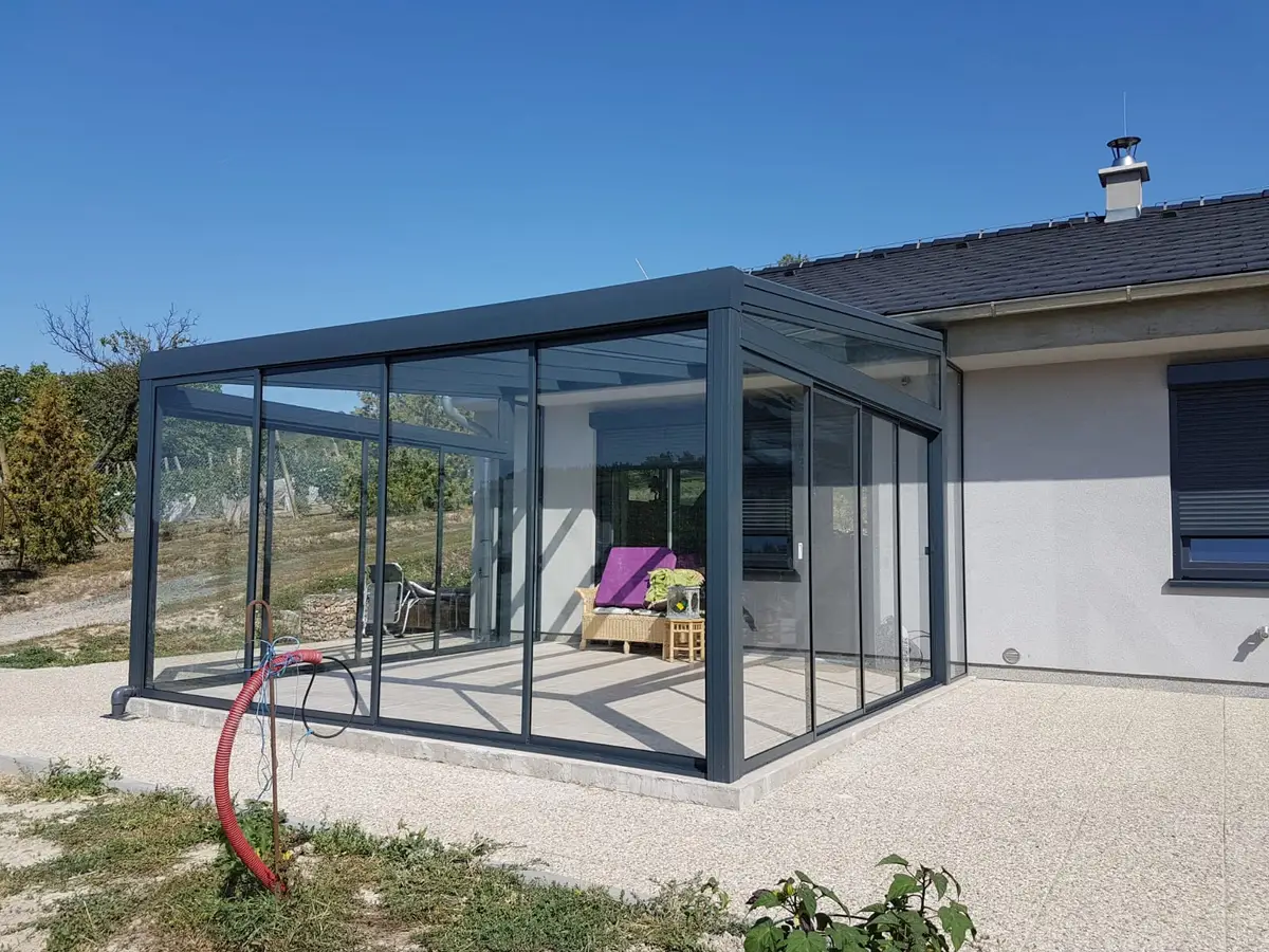 Predný pohľad na zimnú záhradu s posuvným hliníkovým systémom v antracitovej farbe, realizácia v Trnave.