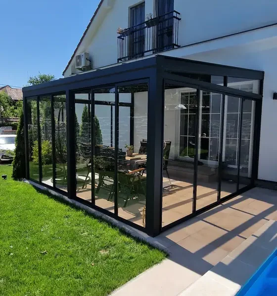 Pohľad na bočný exteriér zimnej záhrady vo farbe antracit v Bratislave