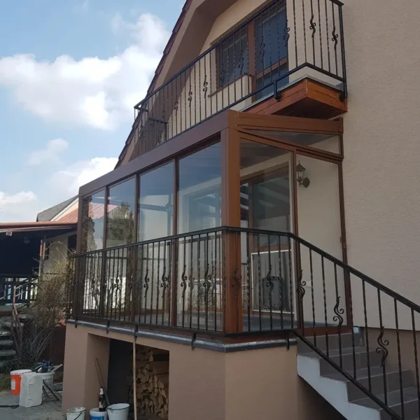 Zimná záhrada na terase v hnedej farbe RAL 8003 s izolačným dvojsklom, realizácia v Bratislave, pohľad z exteriéru.