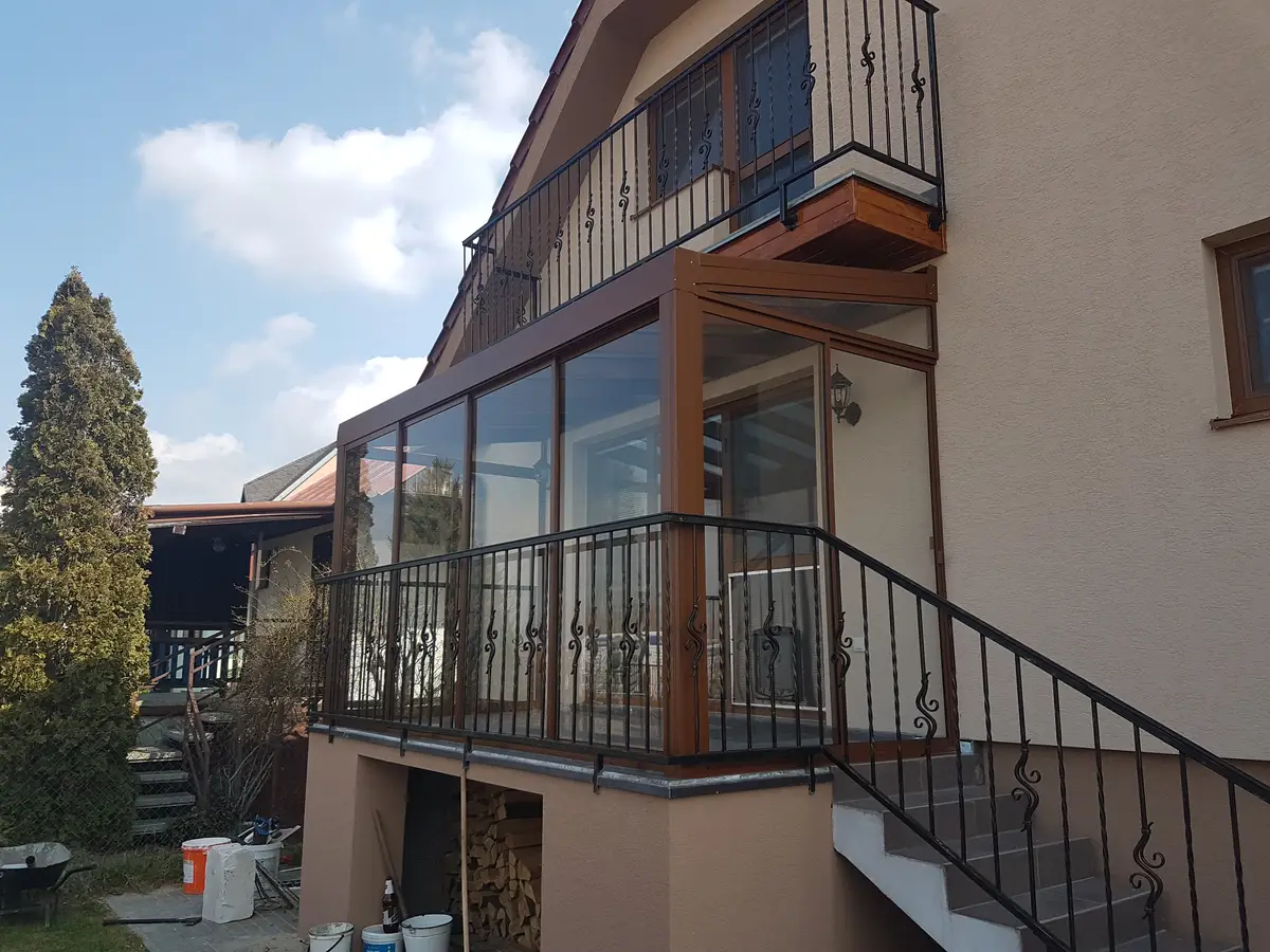 Zimná záhrada na terase v hnedej farbe RAL 8003 s izolačným dvojsklom, realizácia v Bratislave, pohľad z exteriéru.