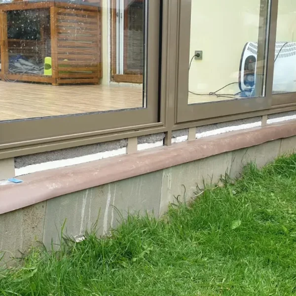 Detail posuvného hliníkového systému zvonku zimnej záhrady z diaľky