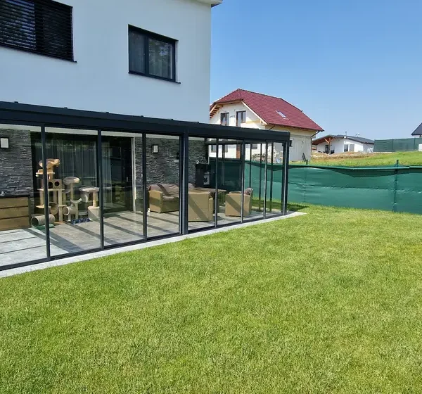 Vonkajší pohľad na zimnú záhradu a záhradu v meste Gbely v antracitovej farbe.