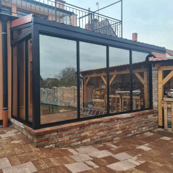 Detailné zobrazenie steny zimnej záhrady v Kopčanoch s antracitovým zasklením.