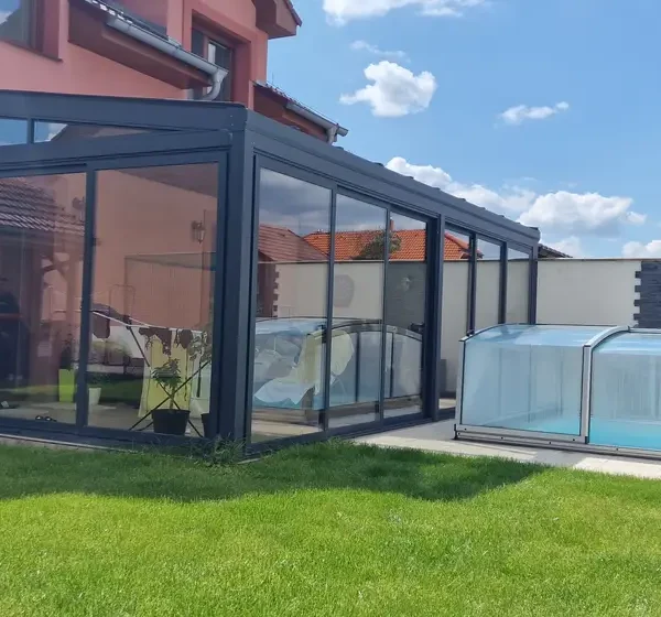 Zimná záhrada pri bazéne vo farbe RAL 7016 antracit, pohľad zboku