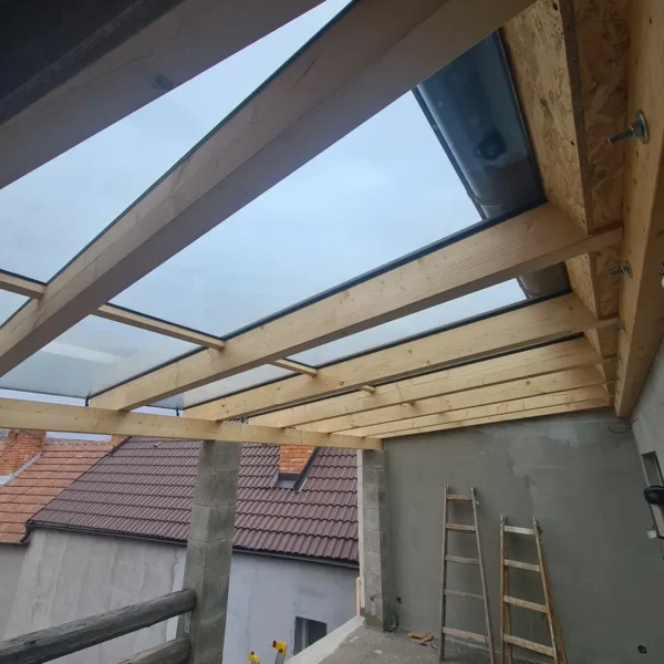 Vnútorný pohľad na zimnú záhradu na terase s drevenými krovmi a izolačným dvojsklom v Trnovci.