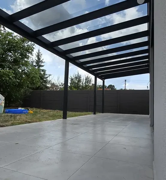 Detailný pohľad na ďalší aspekt hliníkovej pergoly s rozmermi 10 x 3,2 m v Šajdíkových Humenciach, s dôrazom na precízne spracovanie a moderný dizajn.
