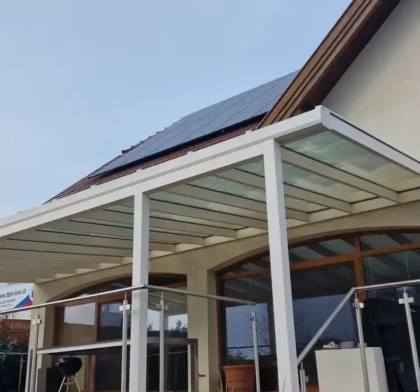 Bočný pohľad na hliníkovú pergolu 11x4 m na vyvýšenej terase v Hagenbrunne, biela farba RAL 9003.