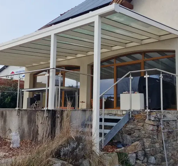 Vrchný pohľad na hliníkovú pergolu 11x4 m na vyvýšenej terase rodinného domu v Hagenbrunne, biela farba RAL 9003.