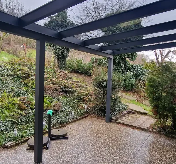 Pohľad na dvor pod hliníkovou pergolou s rozmermi 7 x 3 m, Bratislava.