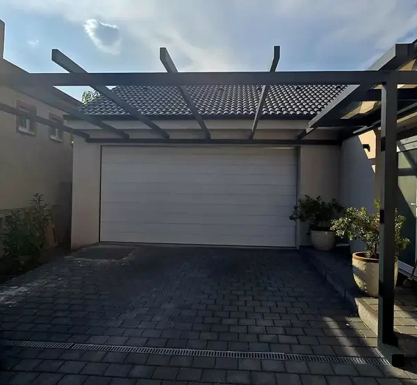 Pergola nad parkovacím miestom pred garážou v Dunajskej Strede, RAL 7016 Antracit.