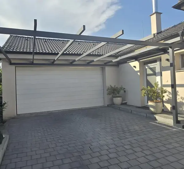Hliníková pergola nad parkovacím miestom pred garážou v Dunajskej Strede.