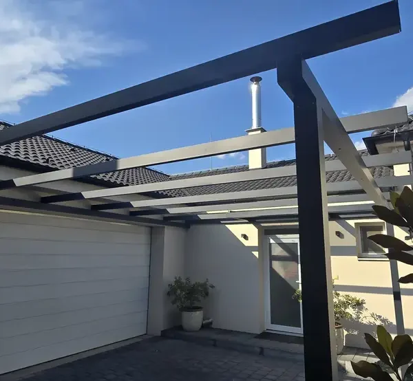 Pergola chrániaca parkovacie miesto pred garážou v Dunajskej Strede.