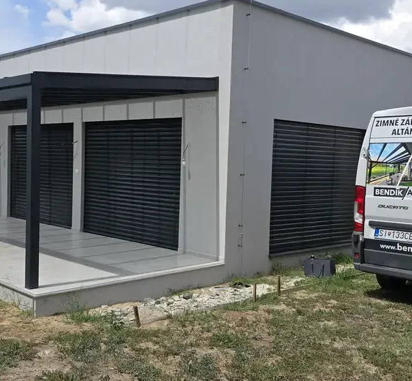 Detailný pohľad z boku na strechu hliníkovej pergoly v Šajdíkových Humenciach, kde je jasne viditeľná pevná konštrukcia a moderný dizajn v antracitovej farbe.