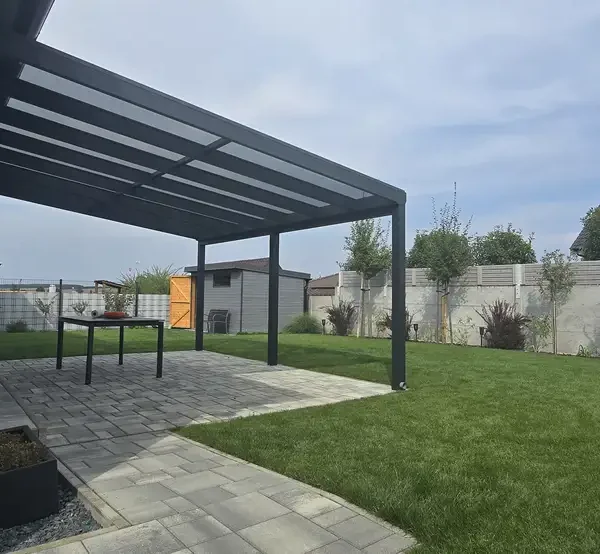 Pergola s VSG bezpečnostným sklom v antracitovej farbe, Suchá nad Párnou.
