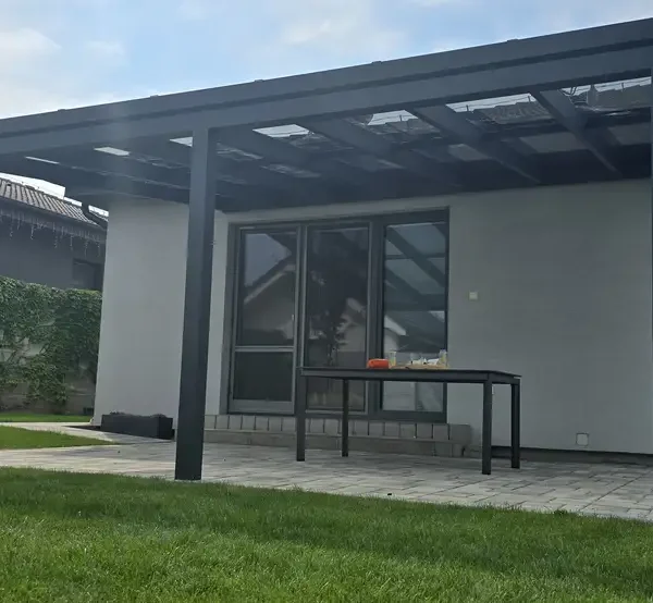 Pergola s bezpečnostným sklom a hliníkovou konštrukciou v antracitovej farbe, Suchá nad Párnou.