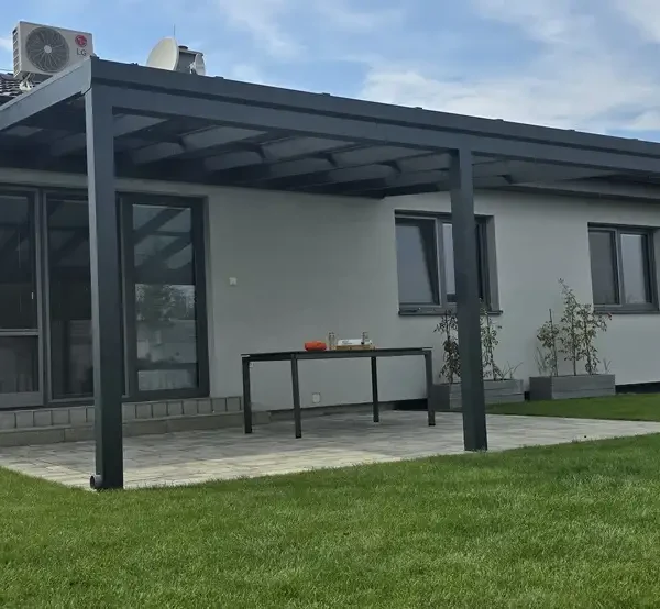 Pergola s bezpečnostným VSG sklom v antracitovej farbe, Suchá nad Párnou.