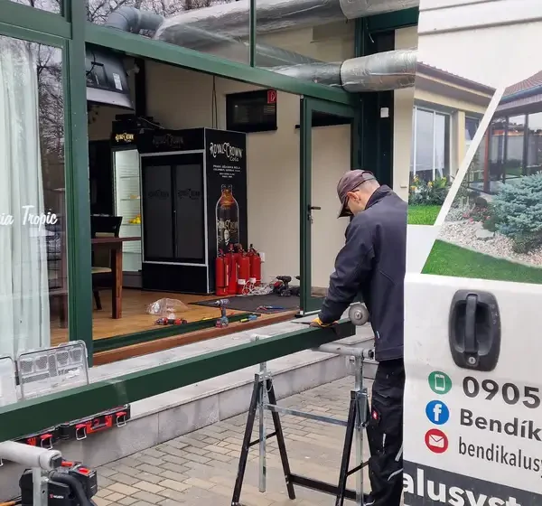 Montáž zasklenia terasy pre reštauráciu Tropic v Šaštíne, detail na tmavozelené rámy na zakázku.