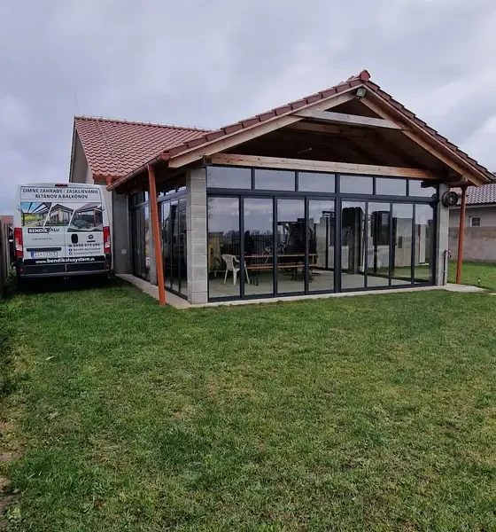 Celkový pohľad na zasklenú terasu so svetlíkom v Kútoch, RAL 7016 Antracit.