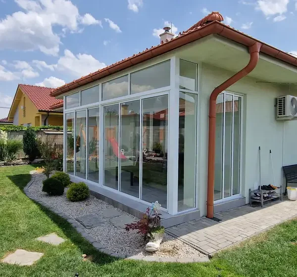 Bližší pohľad na biely rám zasklenia terasy v Senici, s elegantným posuvným systémom a jednosklom.