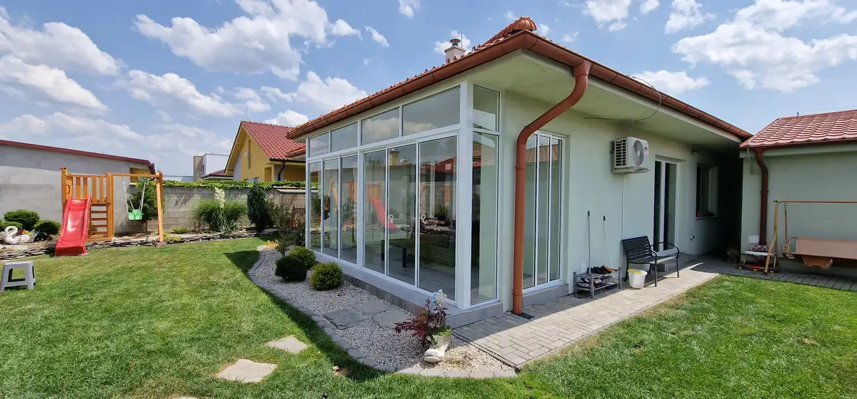 Bližší pohľad na biely rám zasklenia terasy v Senici, s elegantným posuvným systémom a jednosklom.