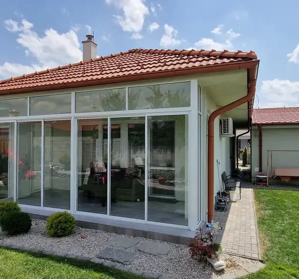 Zasklenie terasy so svetlíkom v Senici, s moderným posuvným systémom, zachytené z rôznych uhlov.
