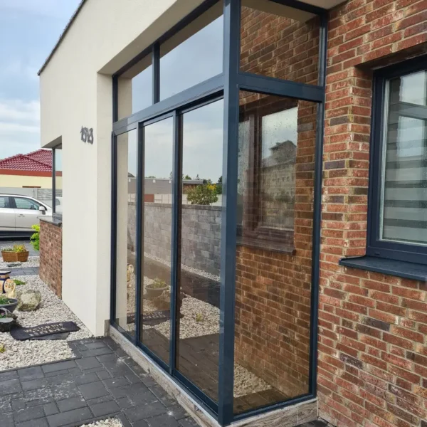 Detaily zasklenia vchodu s moderným rámovým systémom v antracitovej farbe RAL 7016 v obci Sása.