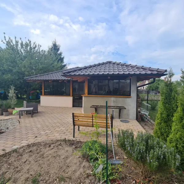 Zasklený záhradný domček s rámovým posuvným systémom v Brodskom, exteriér.