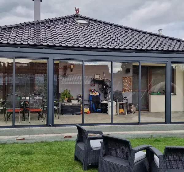 Interiérový pohľad na zimnú záhradu 10x4 m s posuvným hliníkovým systémom a izolačným dvojsklom, realizácia v obci Ležiachov.