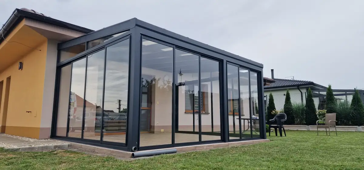 Bočný pohľad na zimnú záhradu o rozmere 6x4 m v Gbely, konštrukcia v antracitovej farbe RAL 7016.